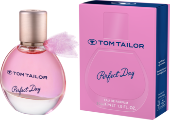Perfumy Tom Tailor Perfect Day: różowy, owalny flakon i pasujące pudełko z granatowym paskiem.