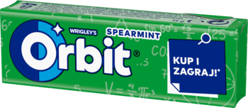 Zielone opakowanie gum do żucia Orbit Spearmint z białym logo i napisem "KUP I ZAGRAJ!". Frontalny widok produktu.