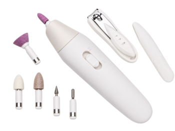 Biały elektryczny zestaw do manicure/pedicure: frezarka, 6 wymiennych końcówek, obcinak, szpatułka. Widok z góry.