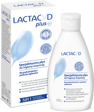 Białe pudełko i butelka Lactacyd plus+ do higieny intymnej, z niebieskim logo i napisem, widok z przodu.