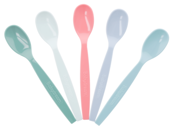Cztery pastelowe plastikowe łyżeczki dla niemowląt (miętowa, biała, różowa, jasnoniebieska) z logo Babydream, widok z góry.
