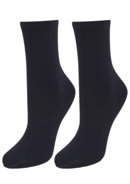 Para czarnych, gładkich skarpetek za kostkę, postawione pionowo obok siebie, widok z przodu.