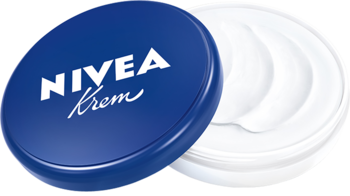 NIVEA Krem w otwartym, okrągłym, niebieskim pudełku z logo, widoczna biała formuła kremu.
