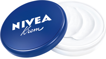 NIVEA Krem w otwartym, okrągłym, niebieskim pudełku z logo, widoczna biała formuła kremu.