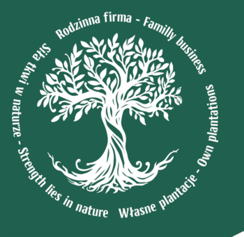 Zielone logo z białym drzewem, tekstem o rodzinnej firmie, naturze i plantacjach, dla herbat owocowych.