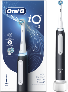 Szczoteczka Oral-B iO 3 czarno-biała z pudełkiem, widok z przodu. Widać końcówkę i nazwę serii iO3.