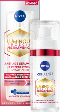 Nivea Luminous Anti-Age Serum 2w1 przeciw przebarwieniom i zmarszczkom w białej butelce z pompką, widoczne pod kątem.