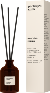 Dyfuzor zapachowy Arabska mirra 50 ml, brązowa butelka z czarnymi patyczkami obok opakowania, widok z przodu.