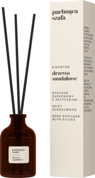 Dyfuzor zapachowy 'Pikantne drzewo sandałowe': ciemnobrązowa butelka, czarne patyczki, beżowe pudełko produktu.