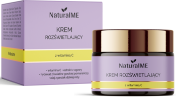Fioletowy krem rozświetlający NaturalME z witaminą C, słoiczek ze złotą zakrętką obok pudełka na ciemnym tle.