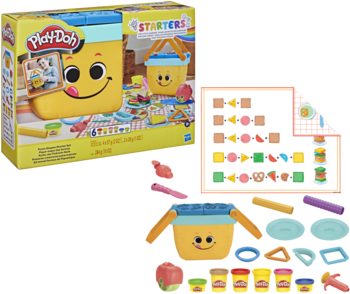Zestaw Play-Doh Starters z żółtym pojemnikiem, akcesoriami i kartą do nauki wzorów, widok na pudełko i zawartość.