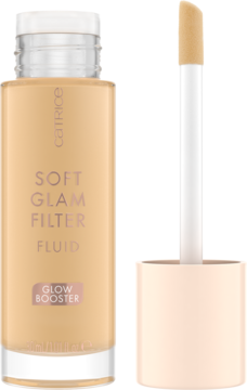 Catrice Soft Glam Filter Fluid 020 Light Medium w beżowej butelce z wyciągniętym aplikatorem, widok z przodu.