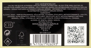 Tylna czarna etykieta perfum Bad Boy Carolina Herrera, ze składnikami, kodem kreskowym i QR, na jasnym tle.