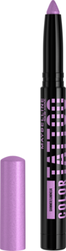 Fioletowy cień w kredce Maybelline Color Tattoo 24H Eye Stix, odcień Smokey Amethyst, stojący z otwartą skuwką.
