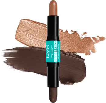 Dwustronny sztyft NYX Wonder Stick do konturowania i rozświetlania na tle swatchy jasnego i ciemnego odcienia.