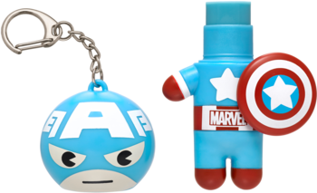 Zestaw balsamów Marvel Captain America: niebieski brelok-kula z literą A i figurka z tarczą, ujęcie z przodu.