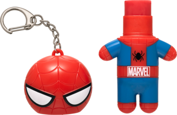 Dwa balsamy Marvel Spider-Man: okrągły, czerwony brelok-głowa z białymi oczami oraz stojąca figurka w stroju.