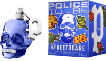 Błękitna woda toaletowa Police To Be #FREETODARE w flakonie-czaszce obok dopasowanego pudełka.