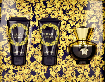 Zestaw Versace Dylan Blue Femme: czarna butelka perfum i dwie tuby, złote zdobienia, na wzorzystym tle pudełka.