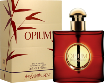 Czerwona butelka perfum YSL Opium Eau de Parfum i złote pudełko z orientalnym wzorem, widok z przodu.