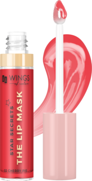 Otwarta nawilżająca maska do ust Wings Star Secrets Cherry Pie z aplikatorem i czerwoną smugą.