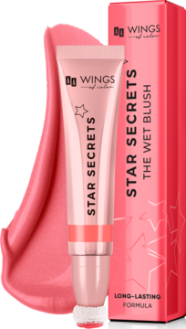 Róż w płynie AA Wings of Color The Wet Blush 02 Strawberry Pink w tubce z gąbką obok pudełka na różowym tle.