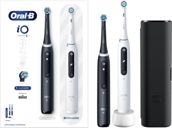 Szczoteczki elektryczne Oral-B iO 5: czarna i biała obok opakowania, z widocznym etui podróżnym.