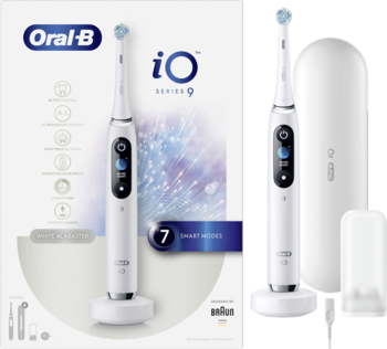 Oral-B iO Series 9, biała szczoteczka elektryczna z ładowarką, etui, oraz wyświetlaczem, na tle karty produktu.