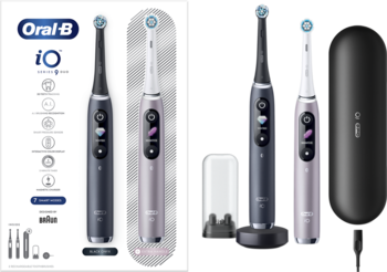Dwie elektryczne szczoteczki Oral-B iO: ciemna i fioletowa, z ładowarkami, końcówkami i eleganckim etui podróżnym.
