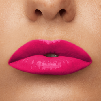 Usta w zbliżeniu z błyszczącą, fuksjową pomadką Maybelline Super Stay Vinyl Ink Striking o winylowym wykończeniu.