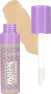 Lovely Mousse Concealer beżowy, z fioletową nakrętką i dużym aplikatorem, obok próbka koloru.