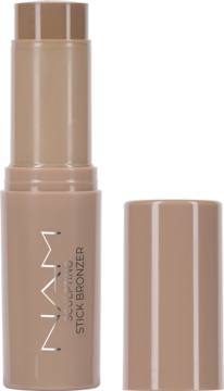 NAM Sculpting Stick Bronzer nr 1 Cool Nude, beżowy sztyft z wysuniętym produktem i zdjętą nakrętką obok.