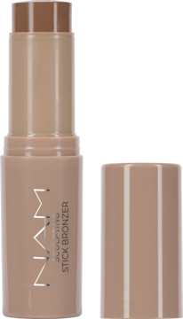 NAM Sculpting Stick Bronzer Warm Coffee w beżowym sztyfcie z otwartą brązową nakrętką, widok z przodu.