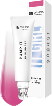 Biała tubka balsamu AA Pump It Lip Plumper z przezroczystym aplikatorem, przed biało-różowym pudełkiem.