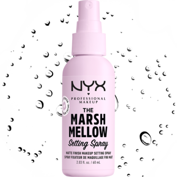 Różowy spray NYX Marshmellow Setting Spray, 60ml, widok z przodu, z białymi kroplami wody w tle.