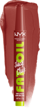 Balsam NYX Fat Oil Slick Click w sztyfcie, odcień Going Viral, karmelowa tuba na tle dopasowanego swatcha.