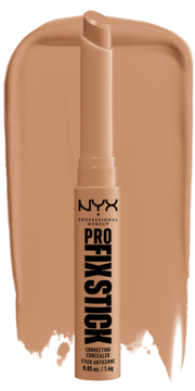 NYX Pro Fix Stick korektor #12 Nutmeg, sztyft z brązowym korektorem na tle smugi produktu.