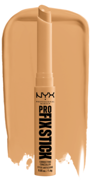 Korektor w sztyfcie NYX Pro Fix Stick w odcieniu classic tan, beżowy, na tle dopasowanej smugi produktu.