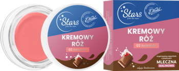 Róż w kremie Stars x Wedel 02 Świeżość w otwartym słoiczku obok opakowania z motywem czekolady i mleka.