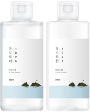 Zestaw Round Lab 1025 Dokdo: białe butelki toniku i lekkiego lotionu, widok z przodu, z minimalistycznymi etykietami.