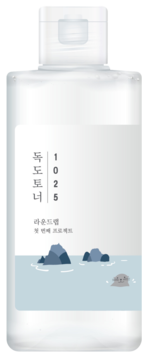 Round Lab 1025 Dokdo Toner w przezroczystej butelce. Biała etykieta z ilustracją morza i foki, widok z przodu.