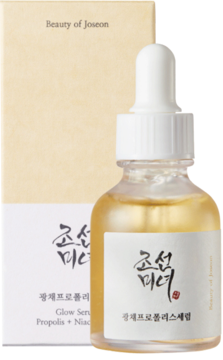 Beauty of Joseon Glow Serum z propolisem i niacynamidem w bursztynowej butelce z zakraplaczem, z pudełkiem w tle.