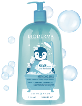 Bioderma ABCDerm Gel Moussant 1L, niebieska butelka z pompką, widok z przodu, rysunek pingwina pod prysznicem.
