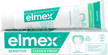 Pasta do zębów Elmex Sensitive Clean & Fresh w białej tubce i opakowaniu z zielonymi akcentami, widok pod kątem.