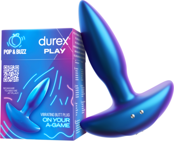 Metaliczny niebieski wibrujący korek analny Durex Play z błyszczącą bazą obok opakowania. Widok pod kątem.