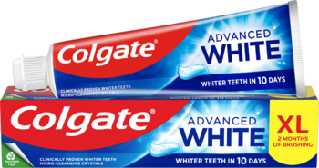 Dwie tubki pasty Colgate Advanced White, czerwono-niebieskie, w tym wersja XL z przodu, dla wybielania zębów.