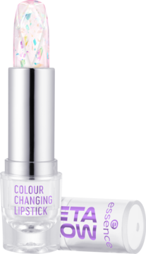 Essence Meta Glow Colour Changing Lipstick otwarta, z opalizującym sztyftem i holograficznymi drobinkami, na fioletowym tle.