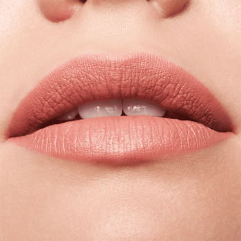 Zbliżenie na usta pomalowane matową pomadką Essence The Slim Stick 102 Over The Nude w odcieniu nude.