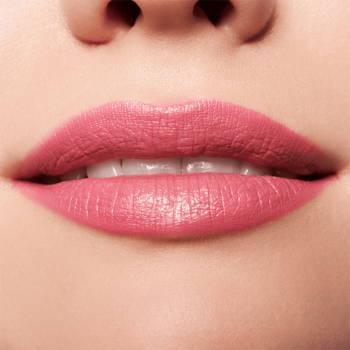 Zbliżenie na usta z matową pomadką Essence The Slim Stick nr 104 w jasnoróżowym odcieniu Baby Got Blush.