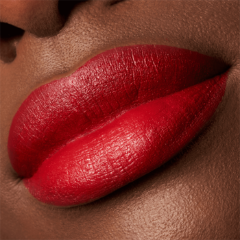 Zbliżenie na pełne usta z aksamitnie matową, klasyczną czerwoną pomadką Essence The Slim Stick 107 Hot Chili.